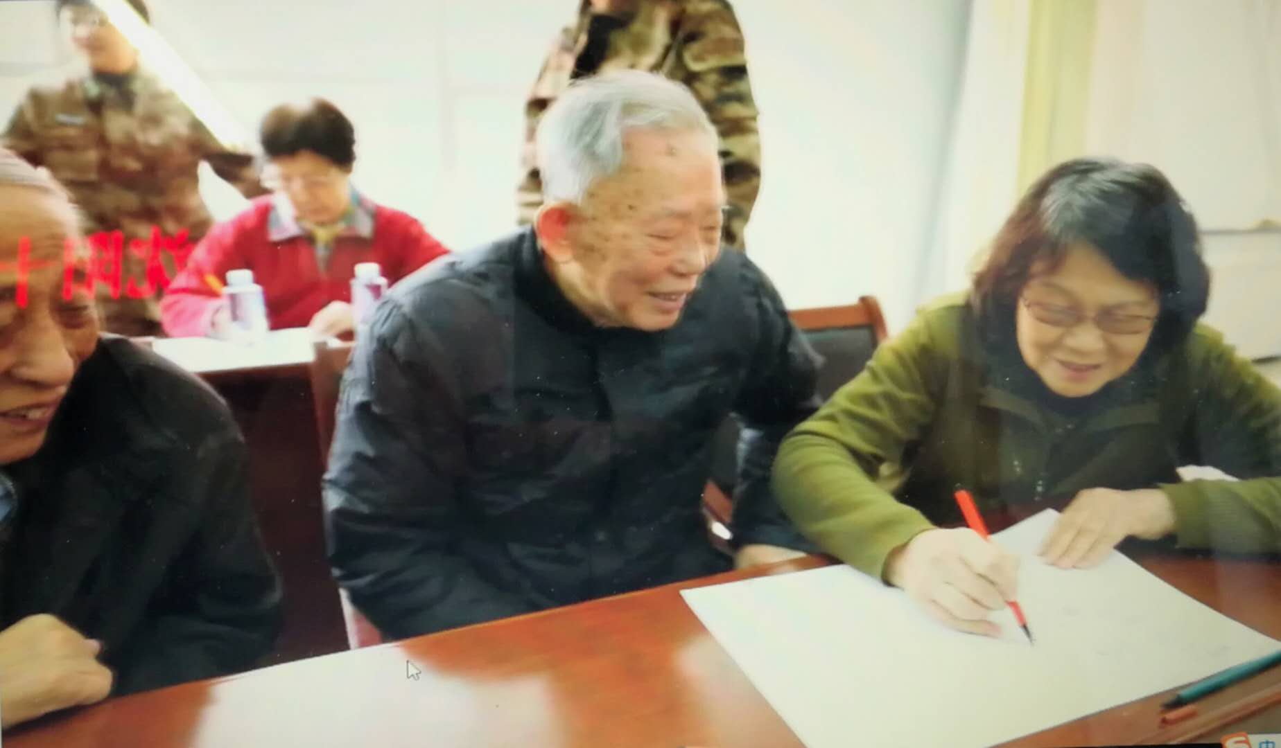 第二组姜国兰阿姨在作画。鲁世联摄.jpg